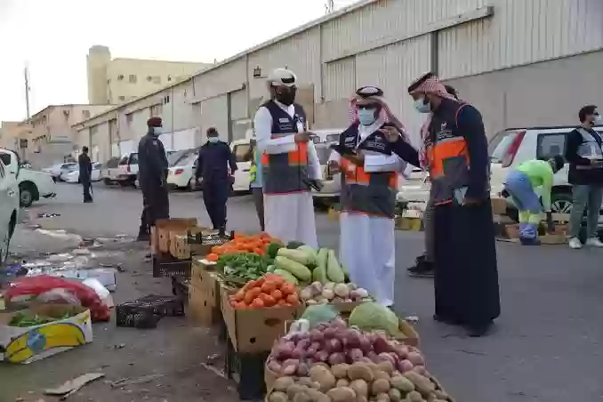 ضبط البائعين الجائلين بعسير 