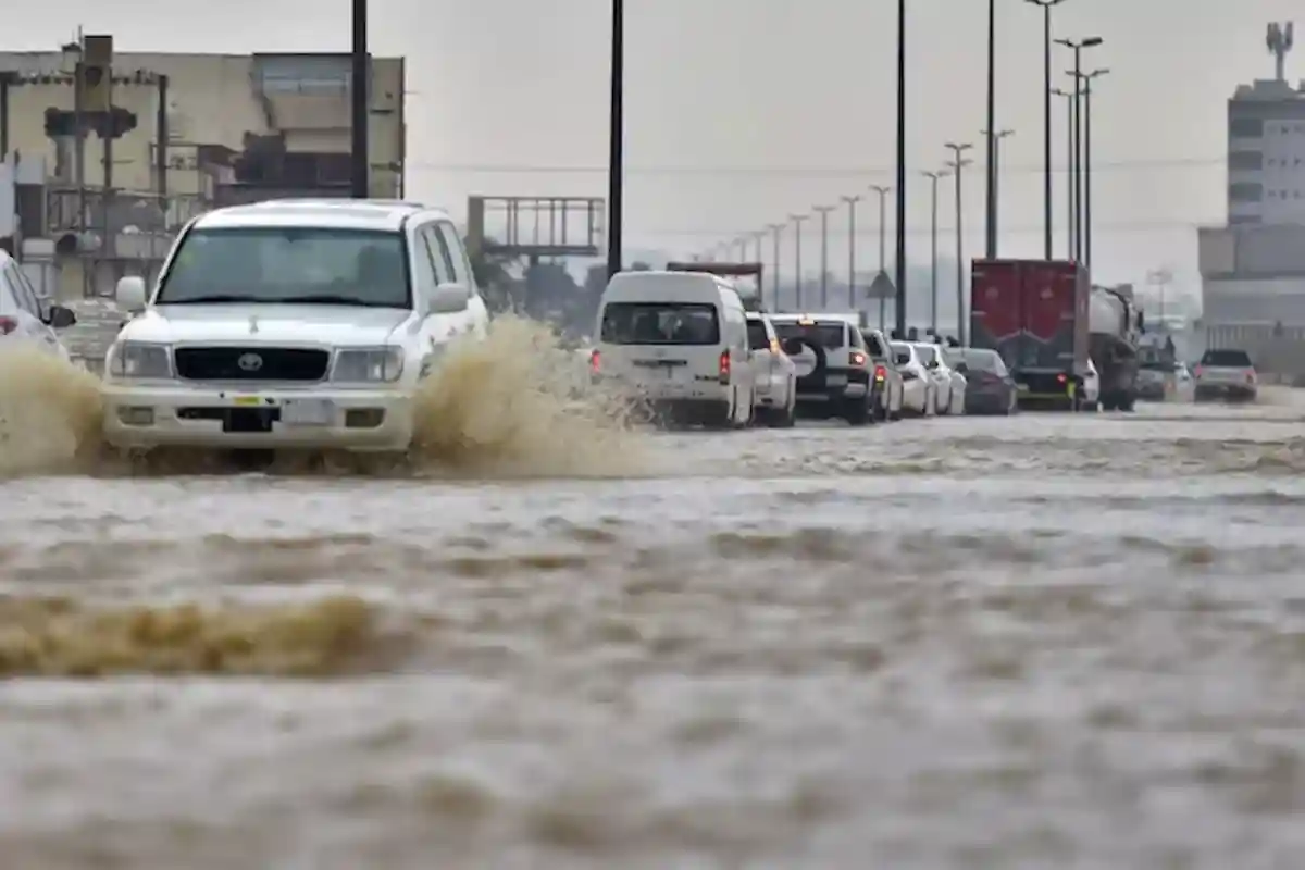 الارصاد الجوية السعودية ينبه الى امطار غزيرة وسيول وتدني مستوى الرؤية