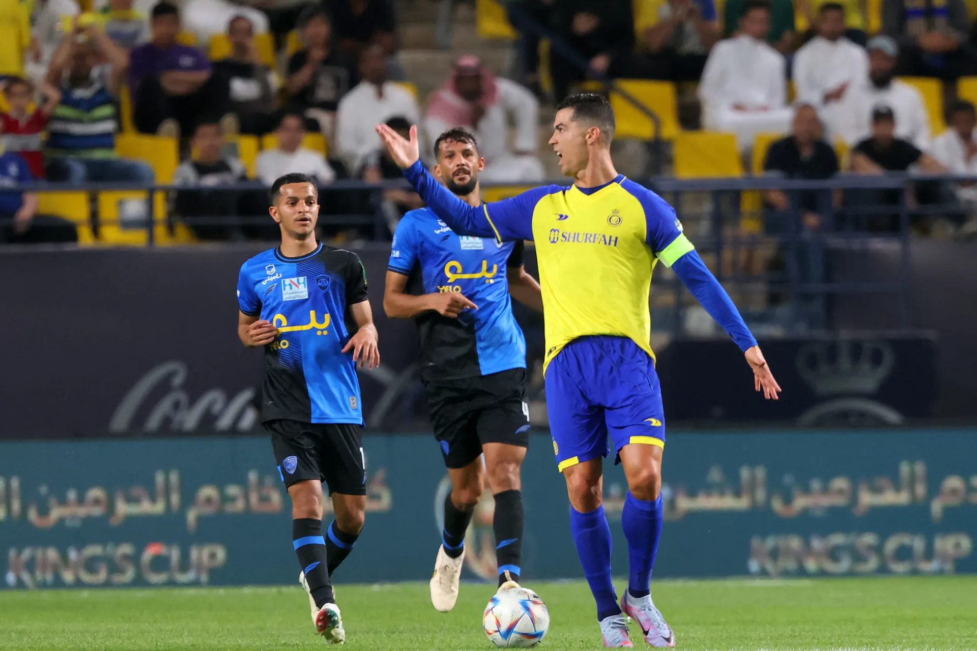 شاهد كريستيانو رونالدو ينفعل على لاعب أثناء المباراة