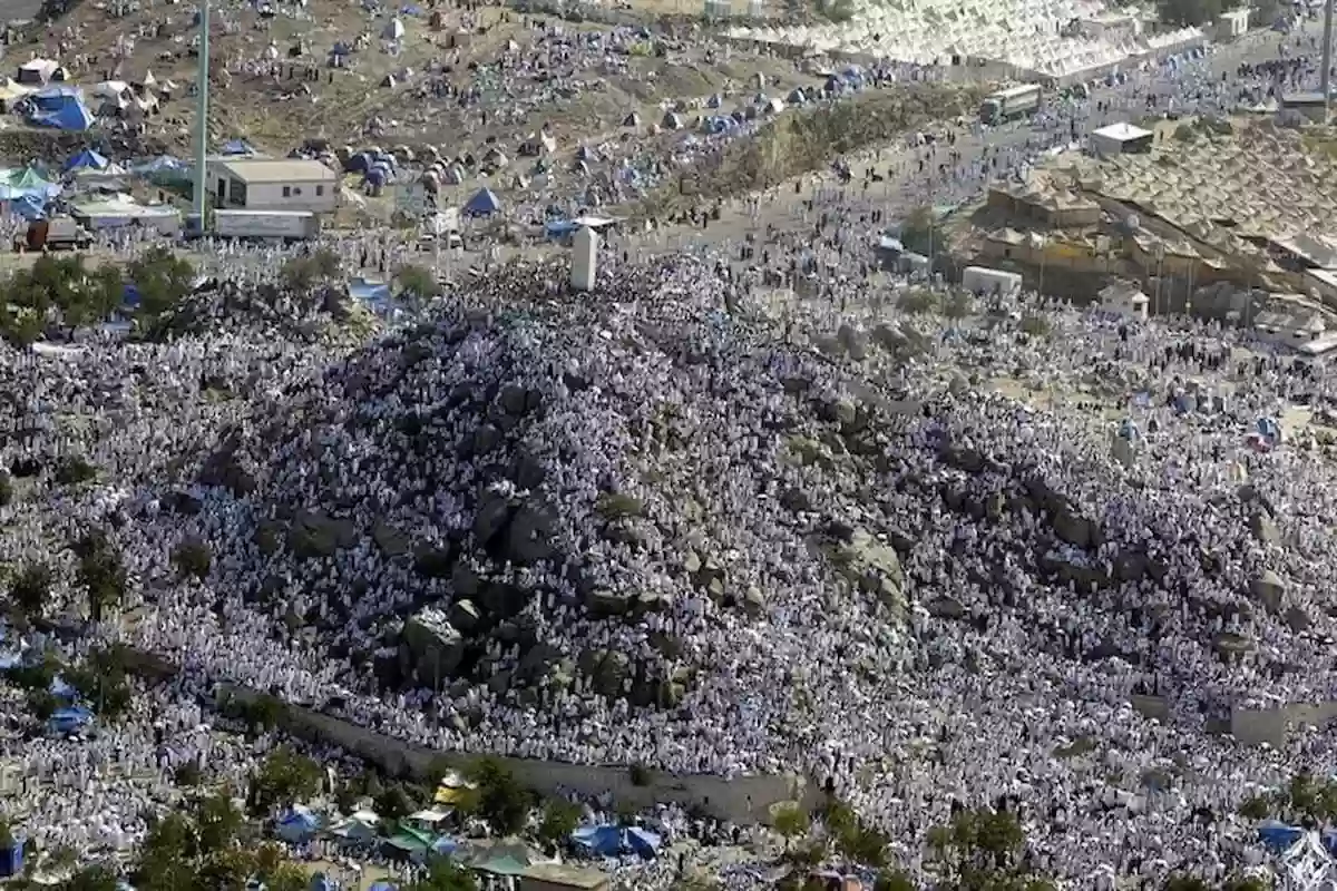 لبيك اللهم لبيك من أعلى جبل الرحمة رغم اختلاف اللغات