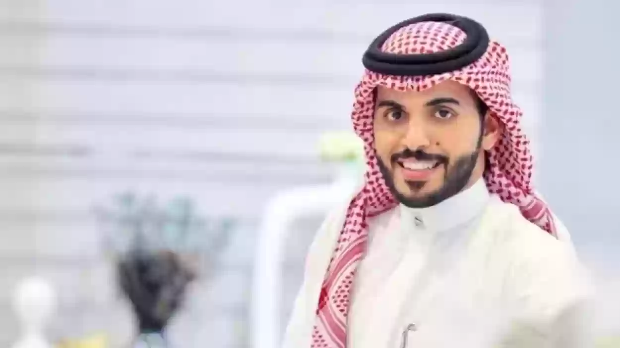  يحاور أحد الأشخاص يصلي في الحرم المكي