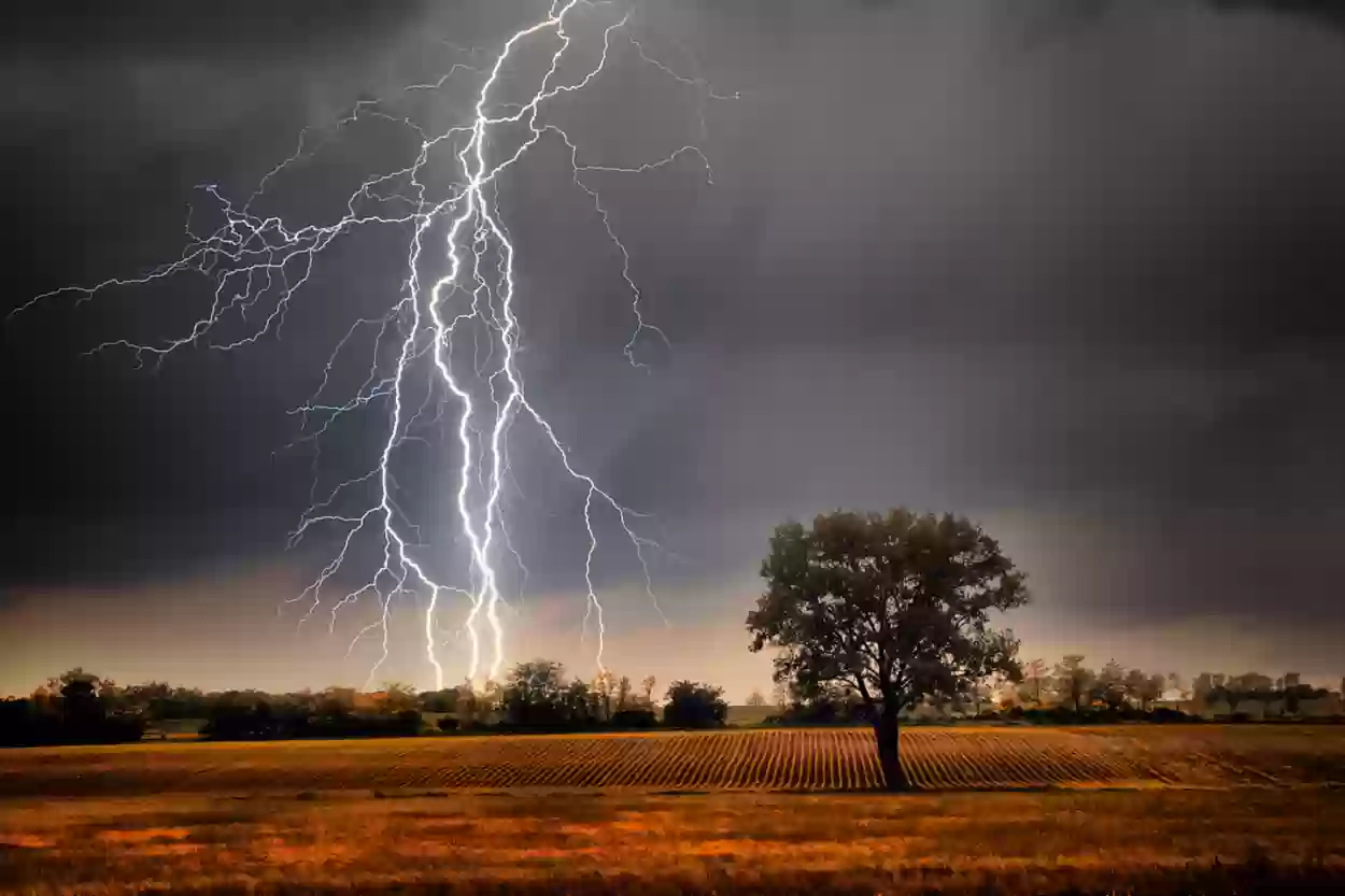 صواعق رعدية وانعدام في الرؤية